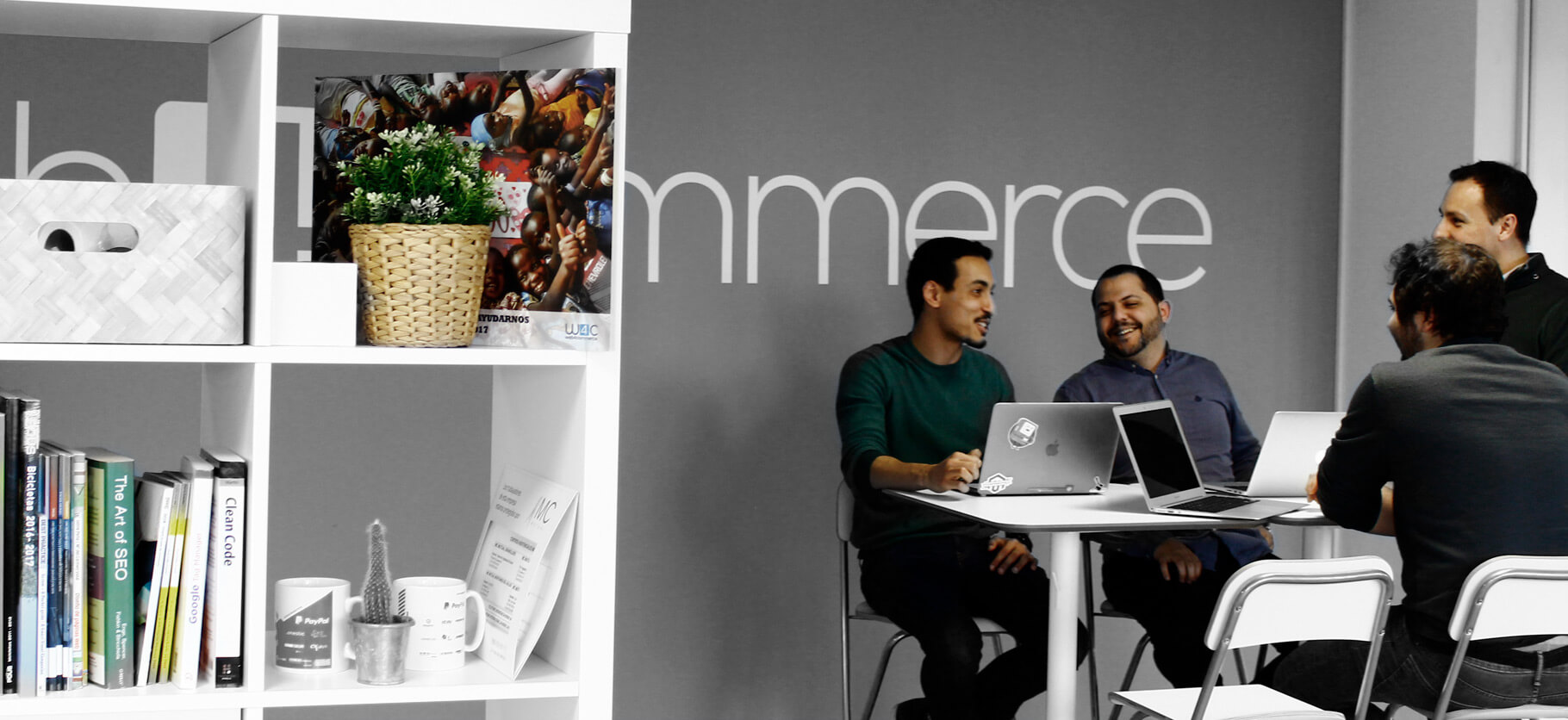 Equipo de Web4Commerce reunido en la oficina de Granollers